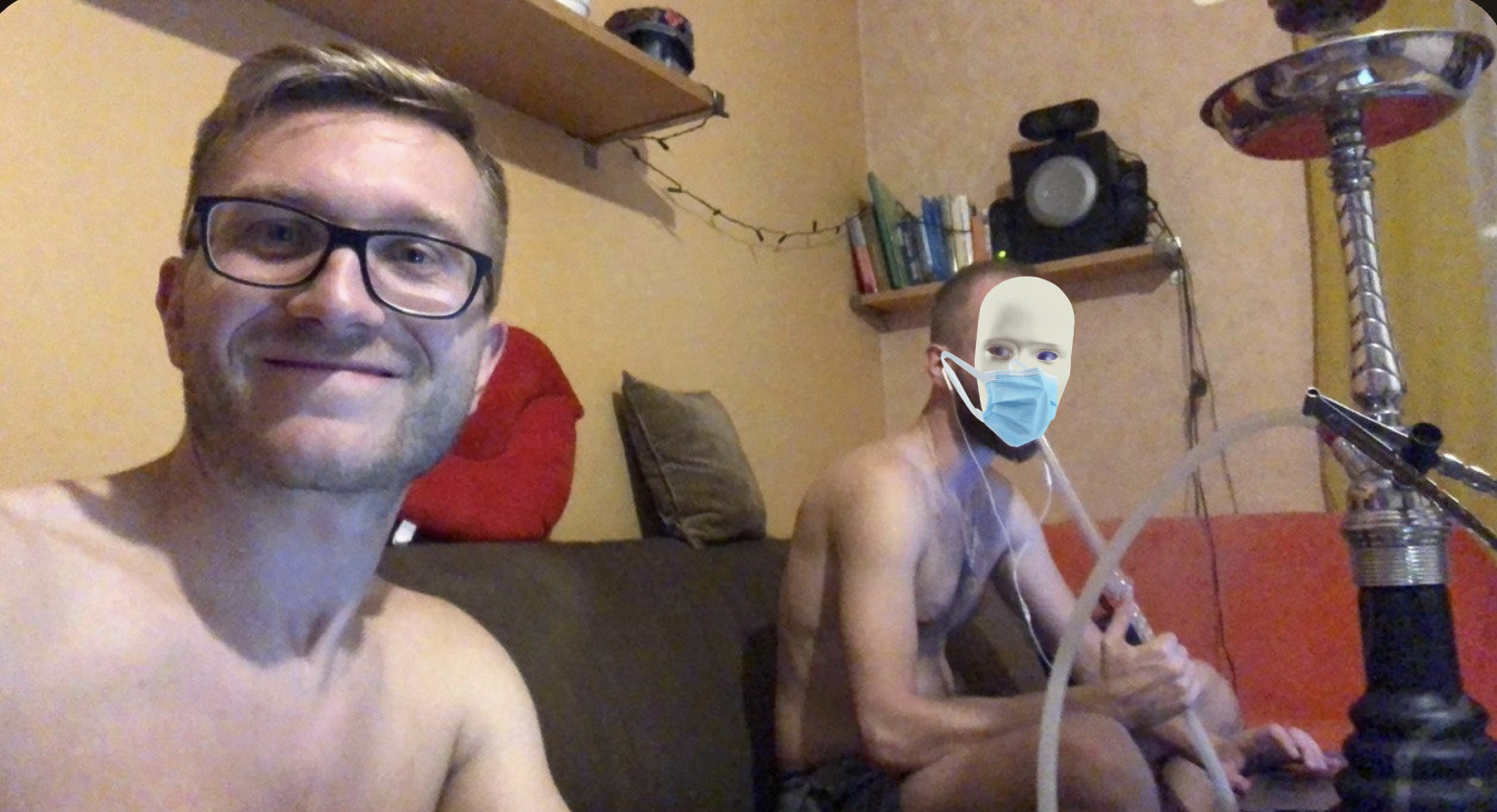 Michael Rosenfeld 2016 zu Hause mit Shisha – der Auslöser für seine ersten Produktideen auf Amazon