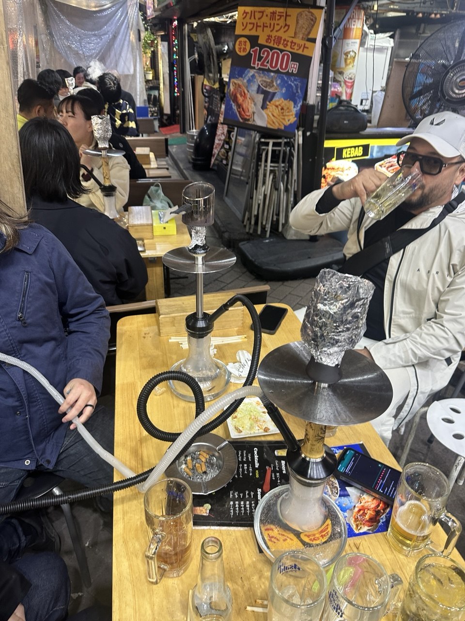 Kneipe in der Innenstadt von Tokio, komplett ausgestattet mit Shishas der Brand von Michael Rosenfeld